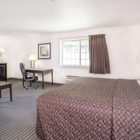 Super 8 By Wyndham Cedar Falls Exterior foto