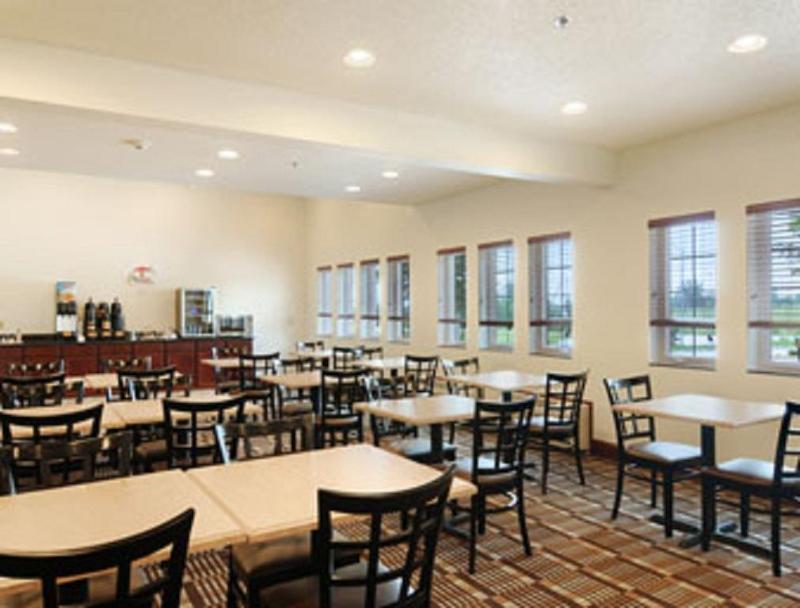 Super 8 By Wyndham Cedar Falls Exterior foto